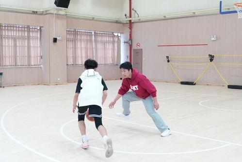 小孩子打篮球视频,小篮球手们的活力瞬间