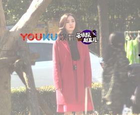 杨幂大街上整理丝袜,优雅风范引路人侧目